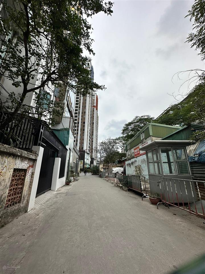 Tòa nhà văn phòng mới koong  9 tầng thang máy có hầm  ô tô tránh  2 mặt ngõ  gần ngã tư