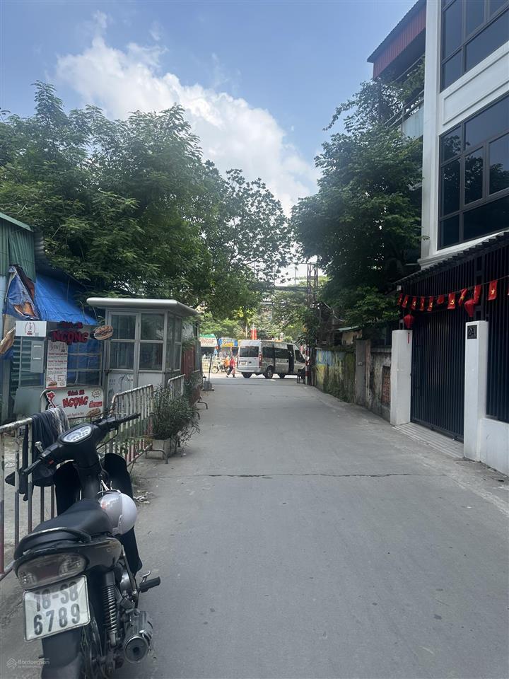 Tòa nhà văn phòng mới koong  9 tầng thang máy có hầm  ô tô tránh  2 mặt ngõ  gần ngã tư