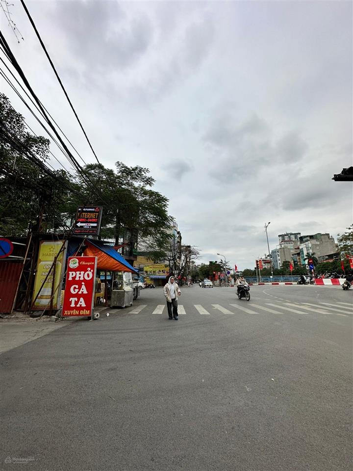 Tòa nhà văn phòng mới koong  9 tầng thang máy có hầm  ô tô tránh  2 mặt ngõ  gần ngã tư