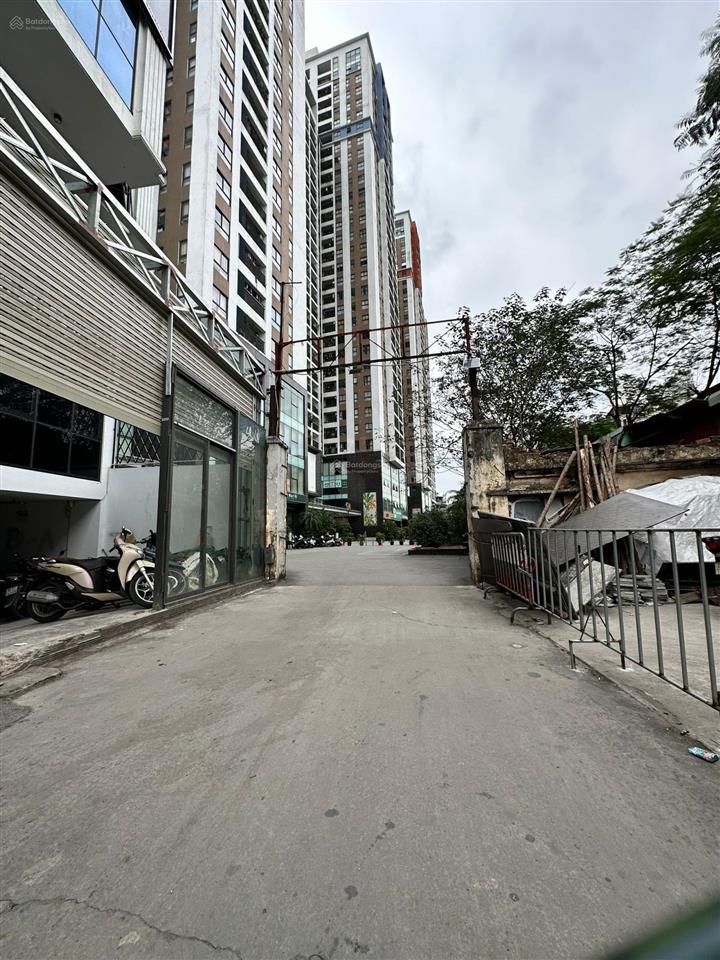 Tòa nhà văn phòng mới koong  9 tầng thang máy có hầm  ô tô tránh  2 mặt ngõ  gần ngã tư