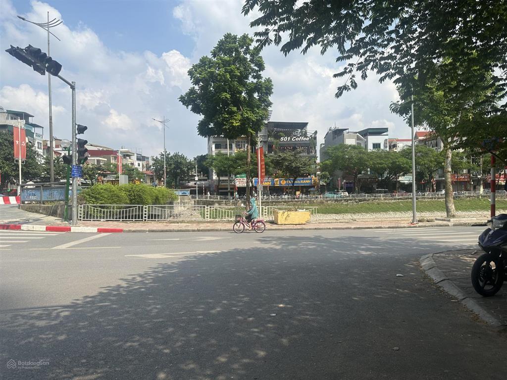 Tòa nhà văn phòng mới koong  9 tầng thang máy có hầm  ô tô tránh  2 mặt ngõ  gần ngã tư