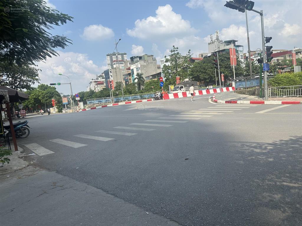 Tòa nhà văn phòng mới koong  9 tầng thang máy có hầm  ô tô tránh  2 mặt ngõ  gần ngã tư