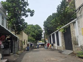 Nhà nhỏ 3 tầng công năng đầy đủ dt 50m (ngang 4m) ngay bưng ông thoàn dọn vào ở ngay