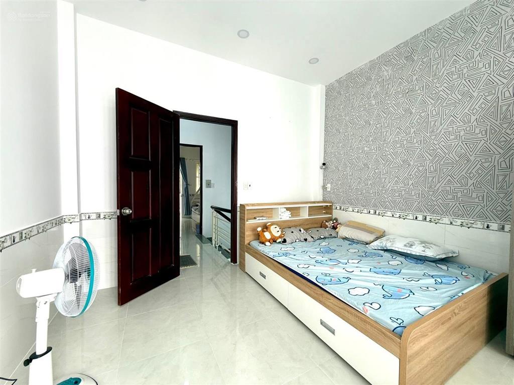 Chính chủ bán gấp nhà 2 tầng btct gần 60m, 2pn, 2wc, sân để xe rộng, 2 ban công trước sau