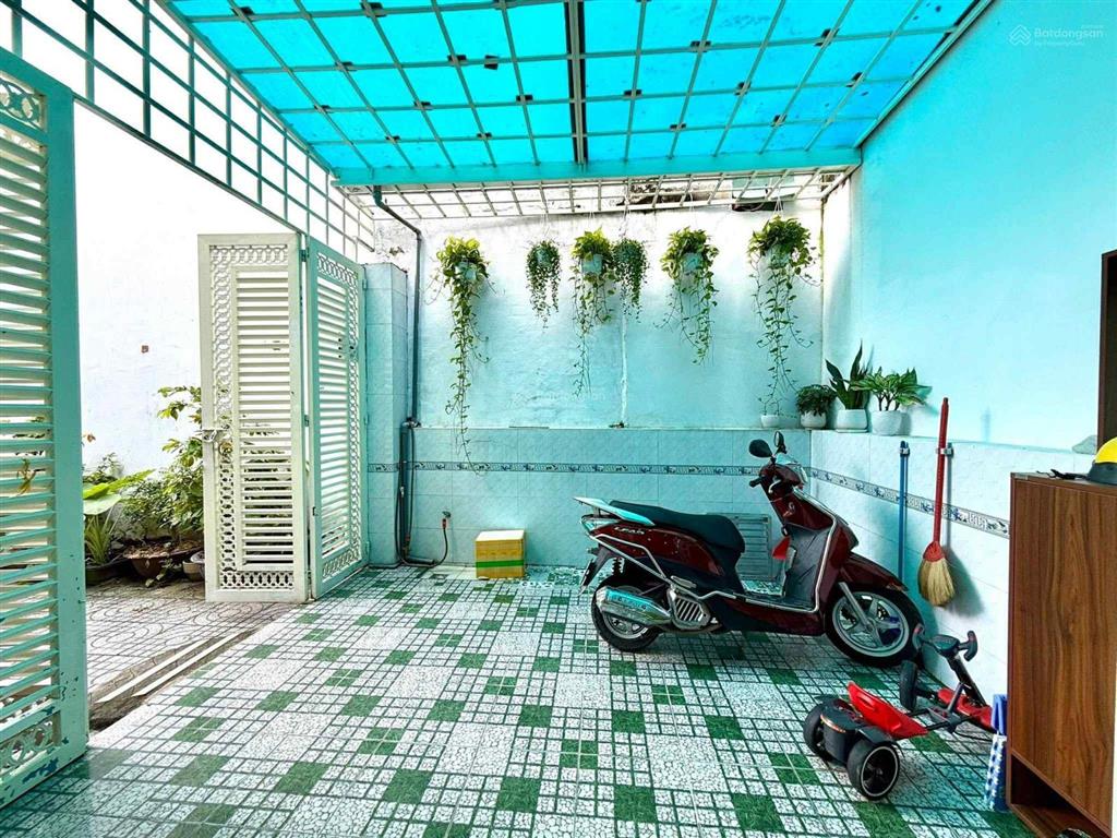 Chính chủ bán gấp nhà 2 tầng btct gần 60m, 2pn, 2wc, sân để xe rộng, 2 ban công trước sau