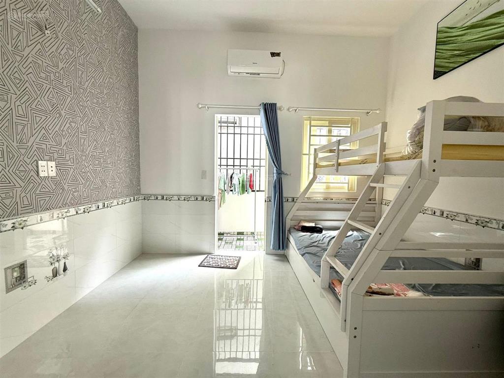 Chính chủ bán gấp nhà 2 tầng btct gần 60m, 2pn, 2wc, sân để xe rộng, 2 ban công trước sau