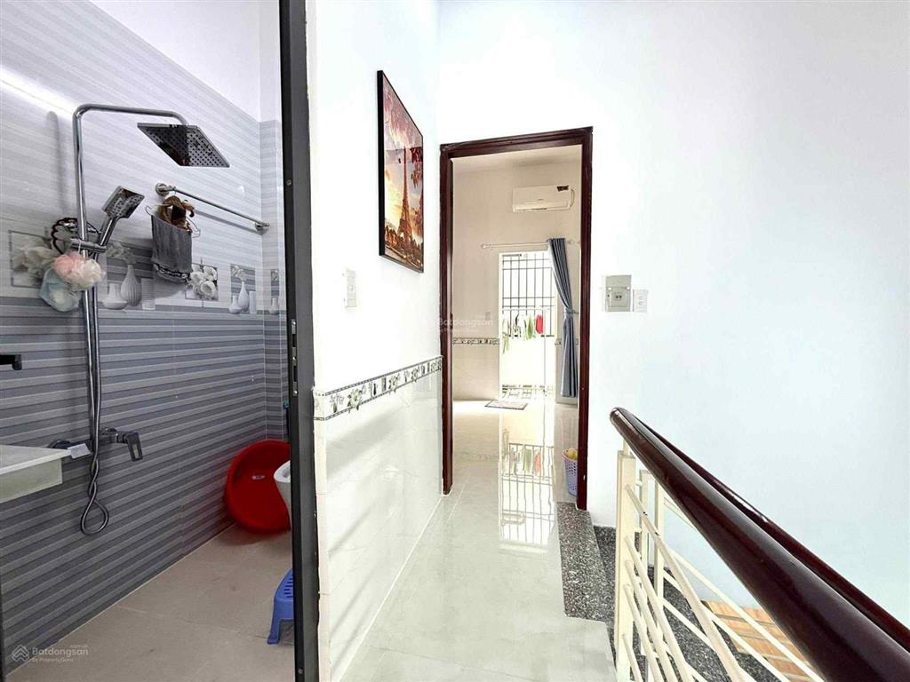 Chính chủ bán gấp nhà 2 tầng btct gần 60m, 2pn, 2wc, sân để xe rộng, 2 ban công trước sau