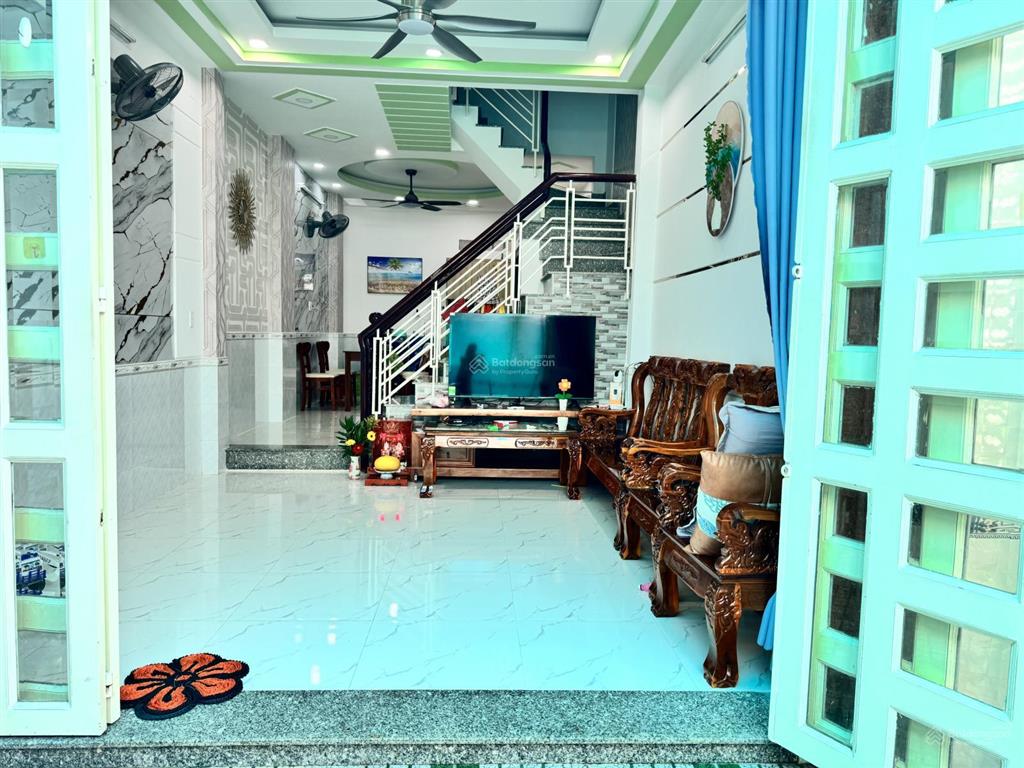 Chính chủ bán gấp nhà 2 tầng btct gần 60m, 2pn, 2wc, sân để xe rộng, 2 ban công trước sau