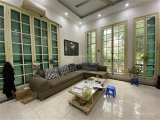 Cho thuê căn hộ tầng 3 mặt phố nguyễn thái học, ba đình, hà nội. vị trí trung tâm, tiện ích đầy đủ