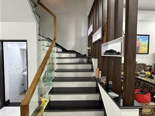 Chính chủ gửi bán căn nhà dân xây độc lập 3 tầng tại hải thành 1 oto đỗ cửa đường rộng 8m . di