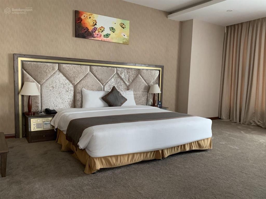 Chính chủ cần bán gấp bt cạnh hồ mai dịch dt 268m2 mt 15m đường đôi khu ở đẳng cấp giá nhỉnh 90 tỷ