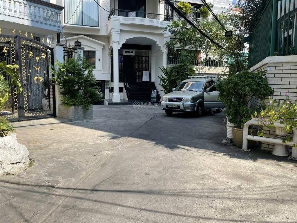 Bán chdv 20p, vip phan đăng lưu, q.phú nhuận, hđt khoán 60  75triệu, xây mới được 5t 4045 phòng