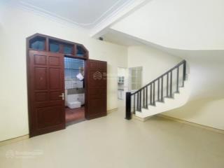 Diện tích rộng  ô tô đỗ sát nhà  2 thoáng  gần chợ công viên