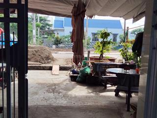 Nhà riêng chính chủ, mặt tiền đường. cv vàm sát