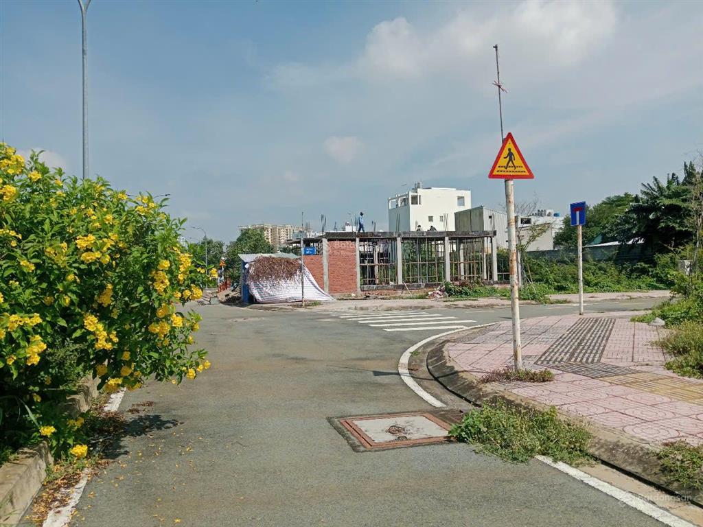 Bán lô đất rất đẹp 90m2 ngay ngã tư đỗ xuân hợp và nguyễn duy trinh, cách global chỉ 800m.