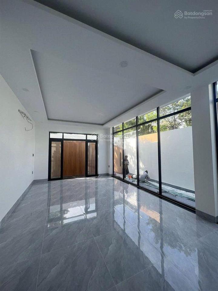 Cho thuê biệt thự ngang 10m x 22m mặt tiền đường 15m, 1t2l mới 100% kdc an ninh bảo vệ 24/7