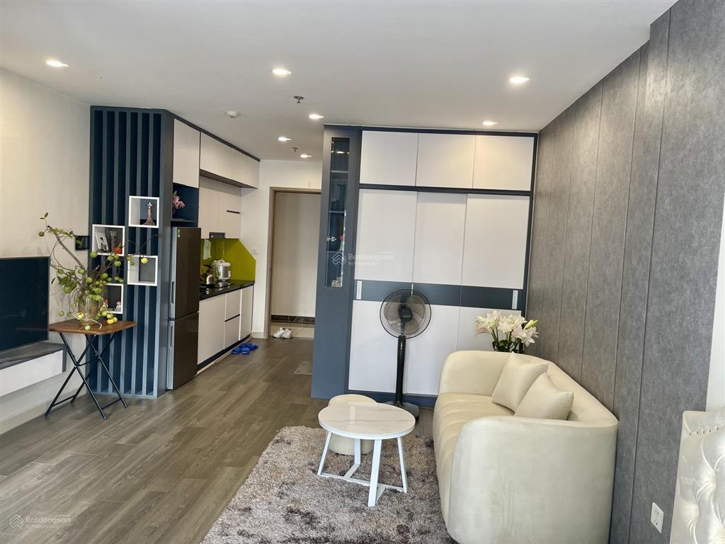 Căn studio rộng to 34m2, tầng trung full nội thất, 2 tỷ 100, hướng đn view bể bơi vinsmart