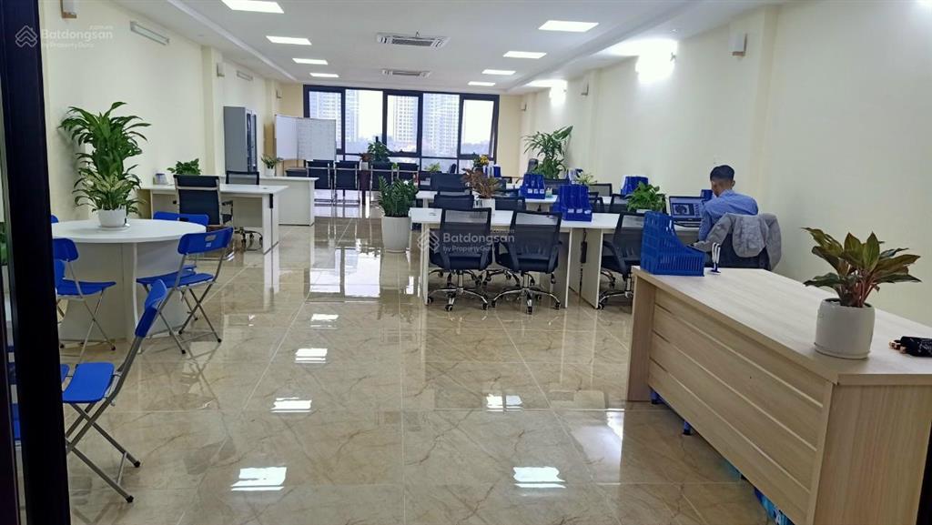 Chính chủ cho thuê văn phòng 120m2 tại trần vỹ