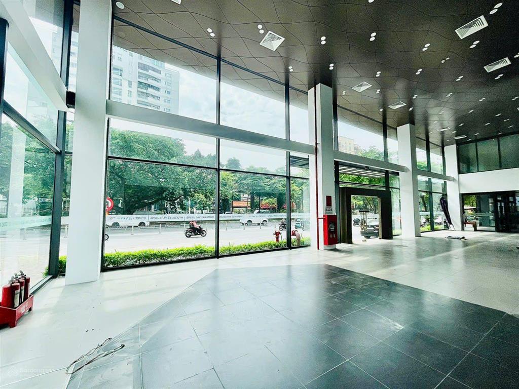 Chính chủ cho thuê mặt bằng làm showroom 450m2 mặt phố võ chí công