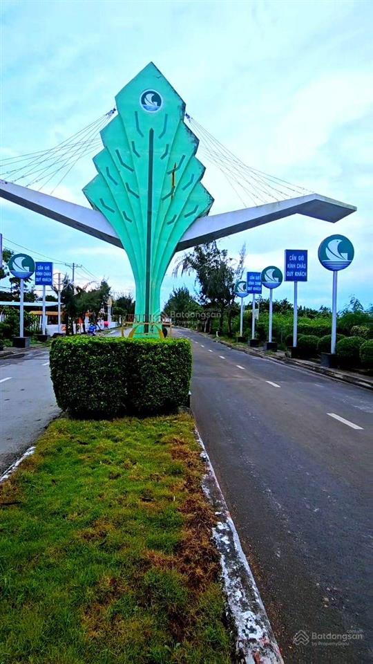 Chủ kẹt tiền cần bán lô đất vàng trục vào cổng vinhomes  đối diện metro. giá rẻ để đầu tư