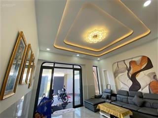 Nhà mới xây xong trong tháng 8  còn mùi sơn. không qua trung gian báo giá chốt