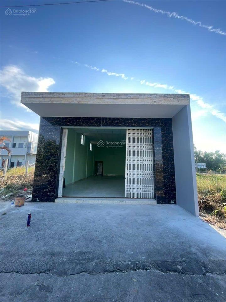 Bán nhà kho kiên cố ,nằm đối diện cổng khu công nghiệp điện ngọc