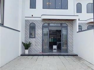 Bân nhà phố 1 trệt 1 lầu tại mặt tiền tỉnh lộ 10. dt 56m2, full thổ cư, giá 1,2 tỷ