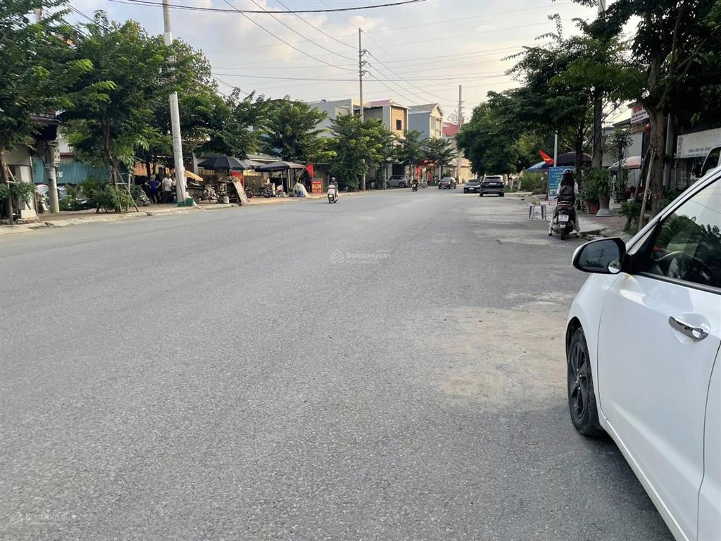 Cần bán gấp mảnh đất 185m² sđcc, mặt tiền 6m, giá 2,8 tỷ trung tâm hòa lạc gần đhqg, đh fpt.