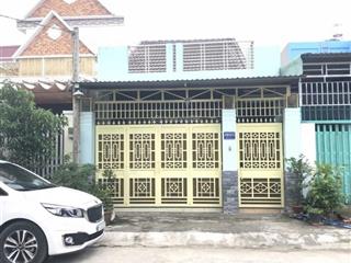 Cần bán gấp nhà trệt mái thái. hẻm xe hơi thông thoáng. xe đỗ trước cửa. 120m2.