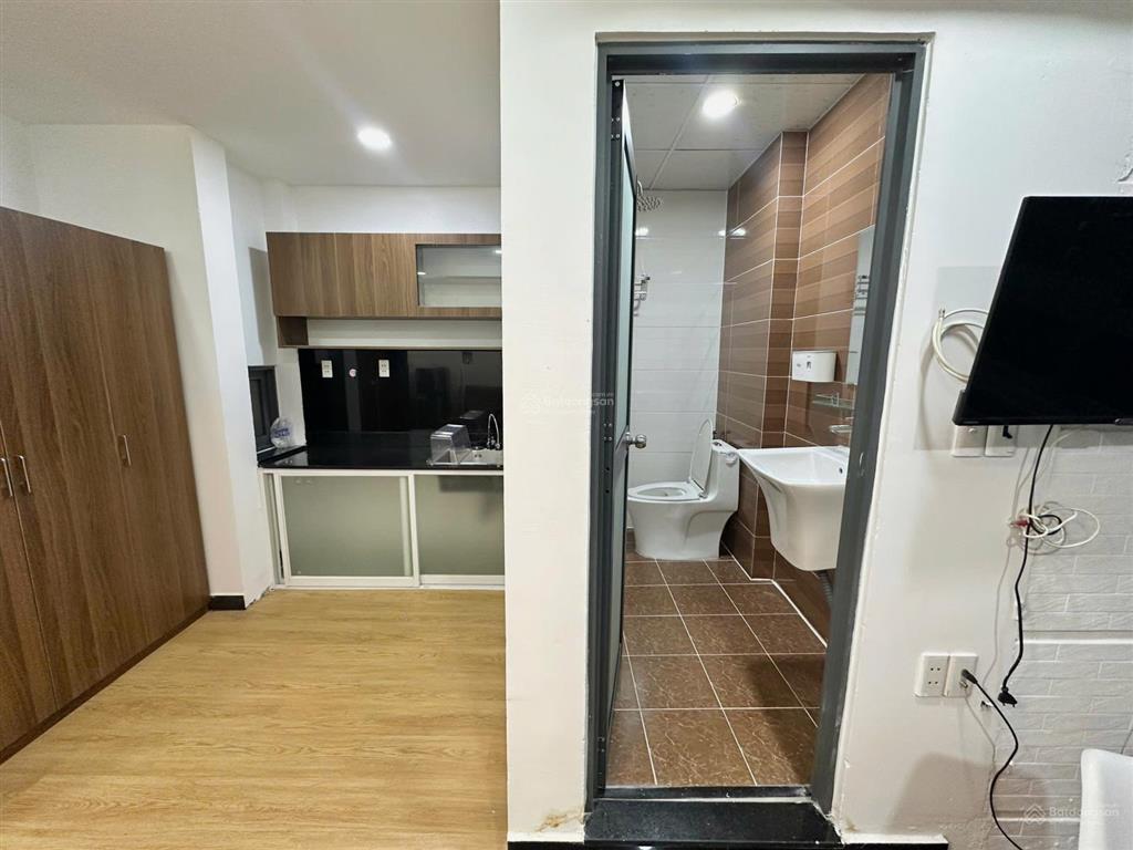 Cho thuê căn hộ 35m2 cửa sổ lớn full nội thất, thang máy phan xích long gần q1, q3, bờ kè trường sa