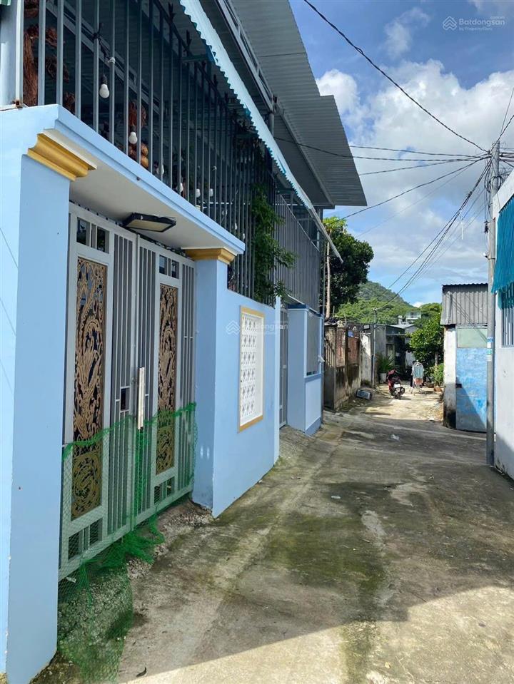 Không có lô thứ 2! đất có sổ  giá bằng đất giấy tay! hcc/ bán đất 2 mặt tiền hẻm vũ ngọc nhạ