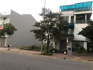 Bán 240m2 gd1 nam vĩnh yên view hồ