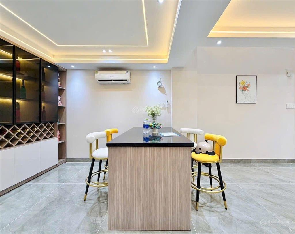 4tỷ150/83m2 sở hữu ngay căn ôtô ngủ trong nhà đường bến vân đồnq4, gần cầu calmette, cho thuê 25tr