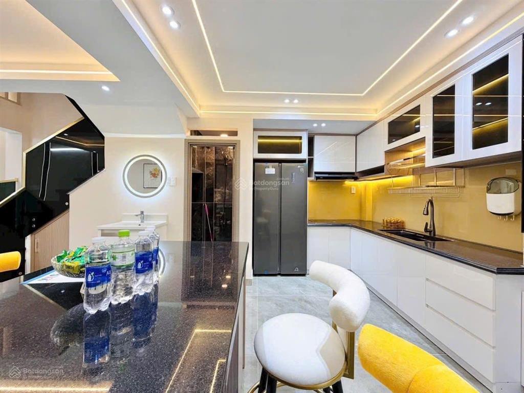 4tỷ150/83m2 sở hữu ngay căn ôtô ngủ trong nhà đường bến vân đồnq4, gần cầu calmette, cho thuê 25tr