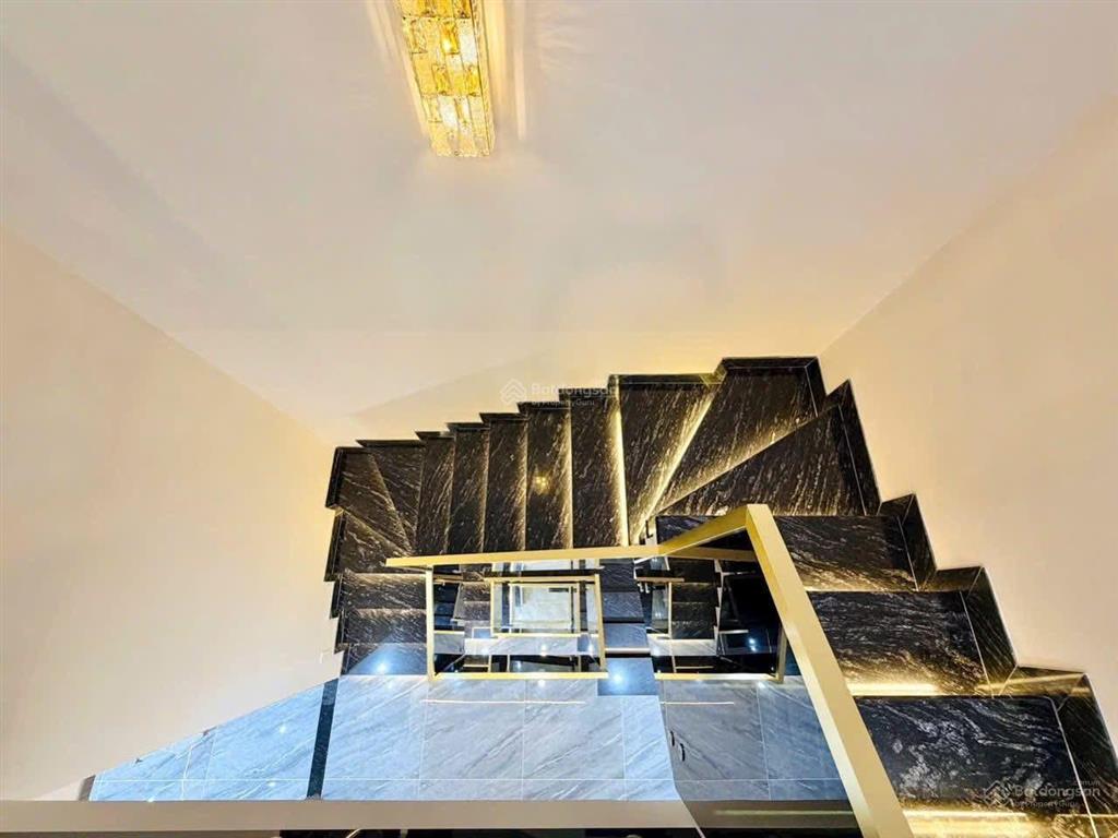 4tỷ150/83m2 sở hữu ngay căn ôtô ngủ trong nhà đường bến vân đồnq4, gần cầu calmette, cho thuê 25tr