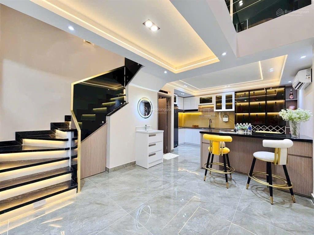 4tỷ150/83m2 sở hữu ngay căn ôtô ngủ trong nhà đường bến vân đồnq4, gần cầu calmette, cho thuê 25tr