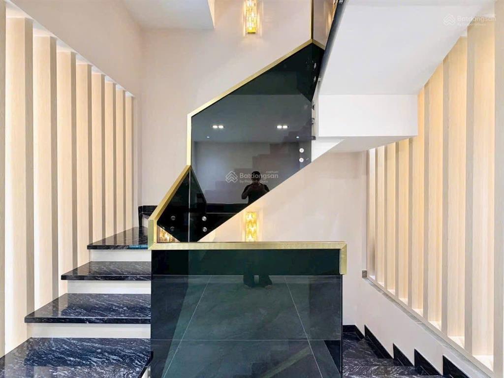 4tỷ150/83m2 sở hữu ngay căn ôtô ngủ trong nhà đường bến vân đồnq4, gần cầu calmette, cho thuê 25tr