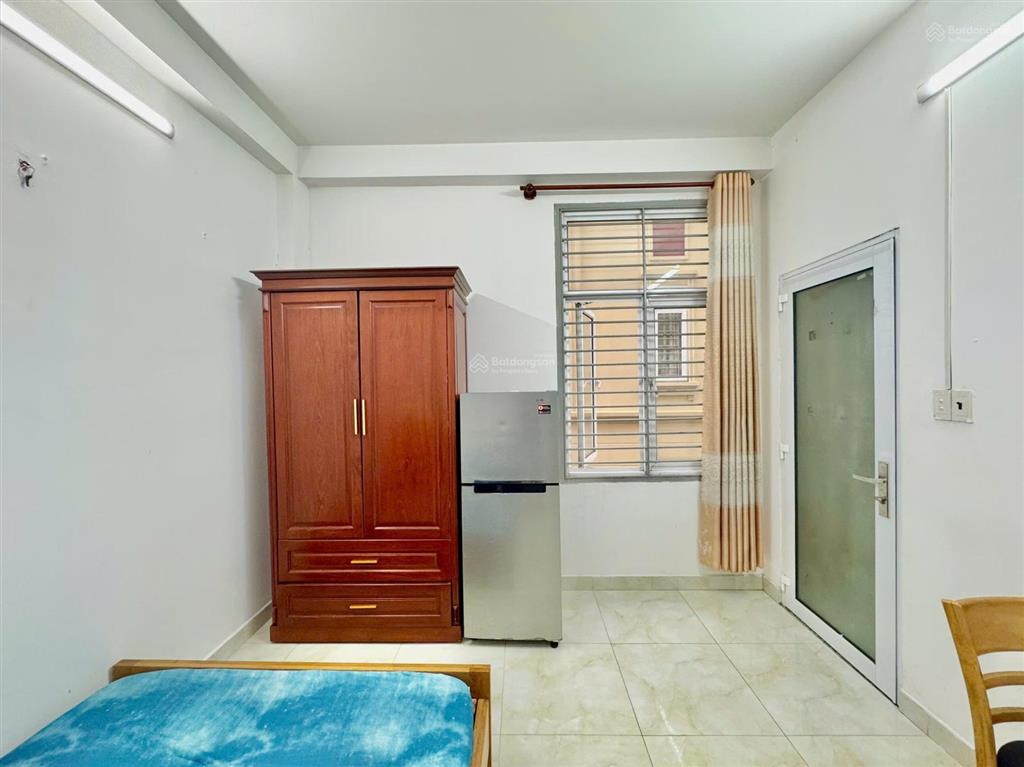 Phòng cho thuê đầy đủ tiện nghi, cửa sổ thoáng, giờ tự do gần chợ tân hương tân phú