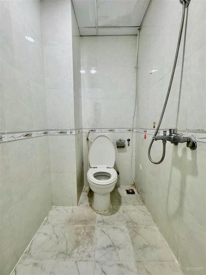 Phòng cho thuê đầy đủ tiện nghi, cửa sổ thoáng, giờ tự do gần chợ tân hương tân phú