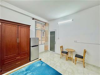 Phòng cho thuê đầy đủ tiện nghi, cửa sổ thoáng, giờ tự do gần chợ tân hương tân phú