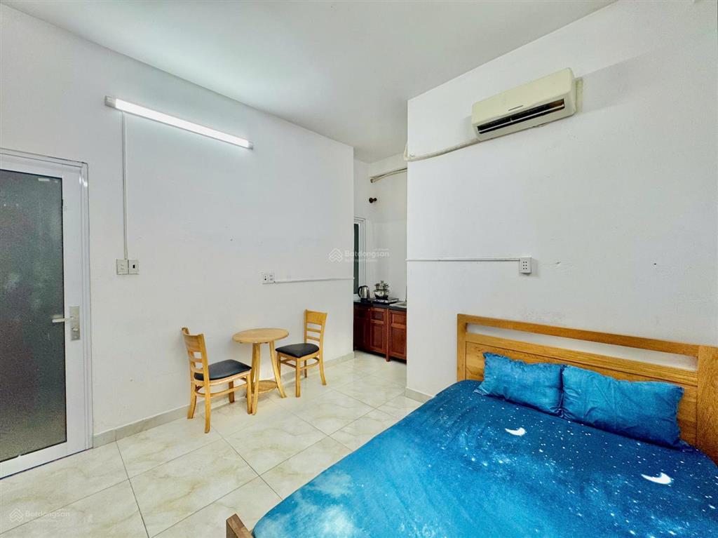 Phòng cho thuê đầy đủ tiện nghi, cửa sổ thoáng, giờ tự do gần chợ tân hương tân phú