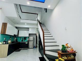 Cần bán nhà lê văn hiến 100m2.