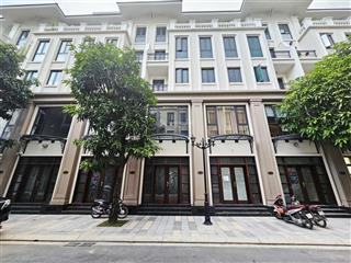 Cần bán căn nhà 68m2 thời đại, sau nhà là công viên
