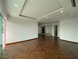 Căn e1 diện tích 153m2 có 4 phòng ngủ, 2 vệ sinh, 2 ban công, logia máy rặt.