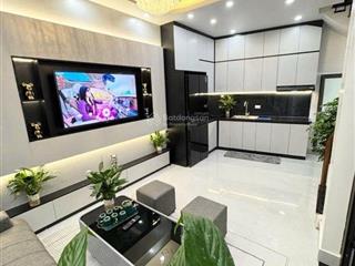 Ô tô đỗ cổng  ngõ thông  gần phố  trước nhà thoáng sáng nhà đi vào ngõ trần khát chân,
