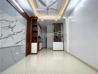 Nhà nghĩa dũng  nhà dân xây ba gác đỗ cửa sổ vuông đẹp 5 phút sang hồ tây lộng gió.