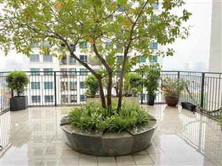 Chính chủ cần bán căn hộ góc, tầng đẹp, view hồ ngđ, sân vườn cạnh nhà, nội thất cơ bản cao cấp.