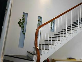 Nhà hiện đại, mới, tiện nghi đầy đủ cho thuê nguyên căn.