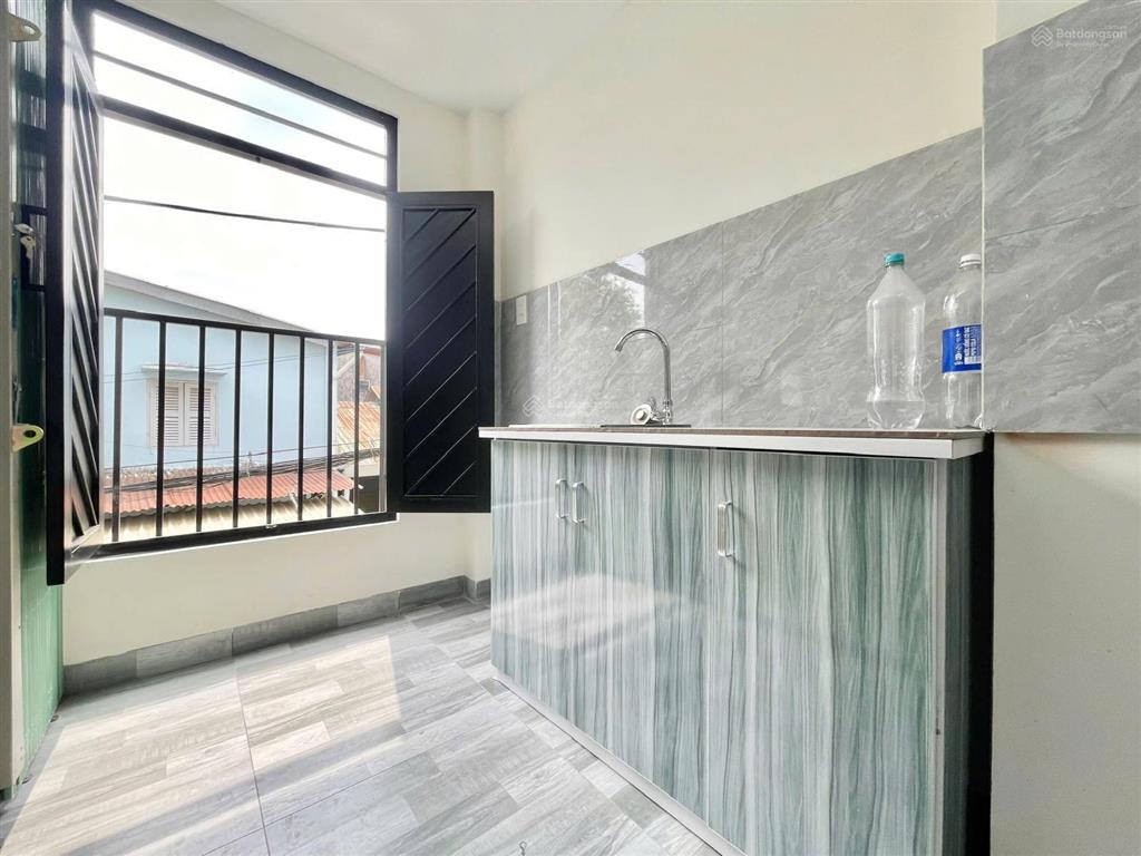 Hxh dương quảng hàm p5, cn 84m2=5,25x17m sổ vuông đẹp. có 10 phòng cho thuê 30tr/tháng chốt 9,950tỷ