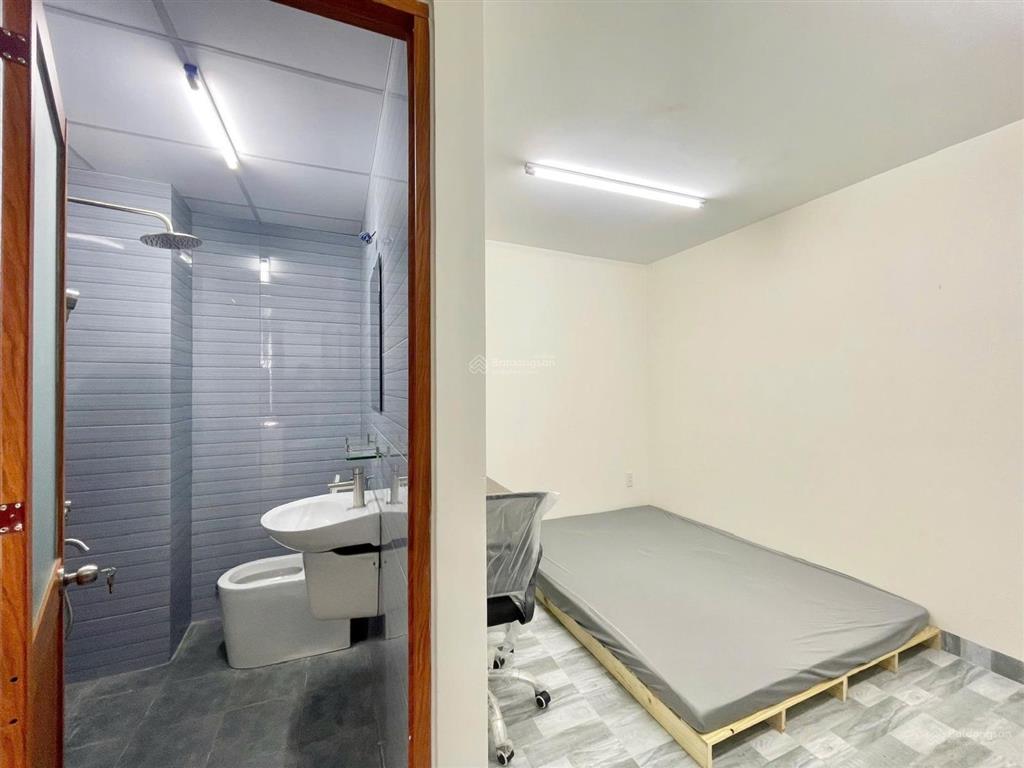 Hxh dương quảng hàm p5, cn 84m2=5,25x17m sổ vuông đẹp. có 10 phòng cho thuê 30tr/tháng chốt 9,950tỷ